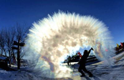 冷极村“拔水成冰”的照片让极寒挑战赛充满乐趣